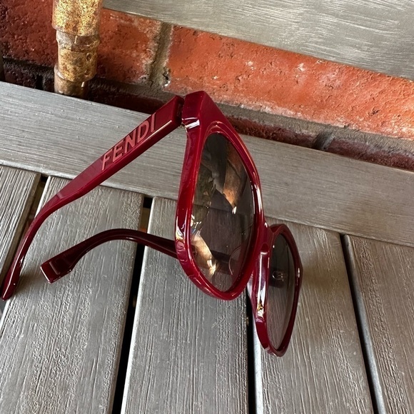 FENDI FE40007I Sunglasses Burgundy Embossed Temples Gradient 2 tone lenses New - Picture 10 of 16